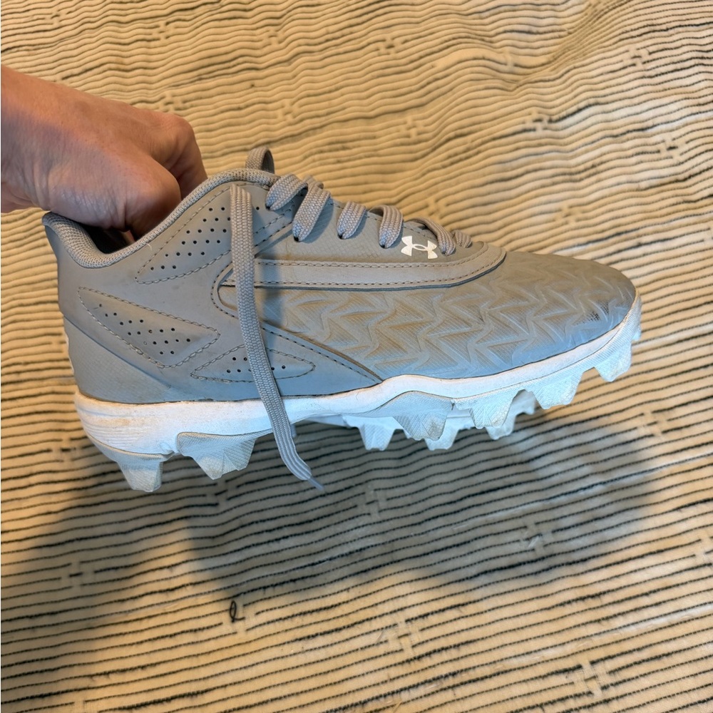 Kids Under Armour Cleats size 1Y
